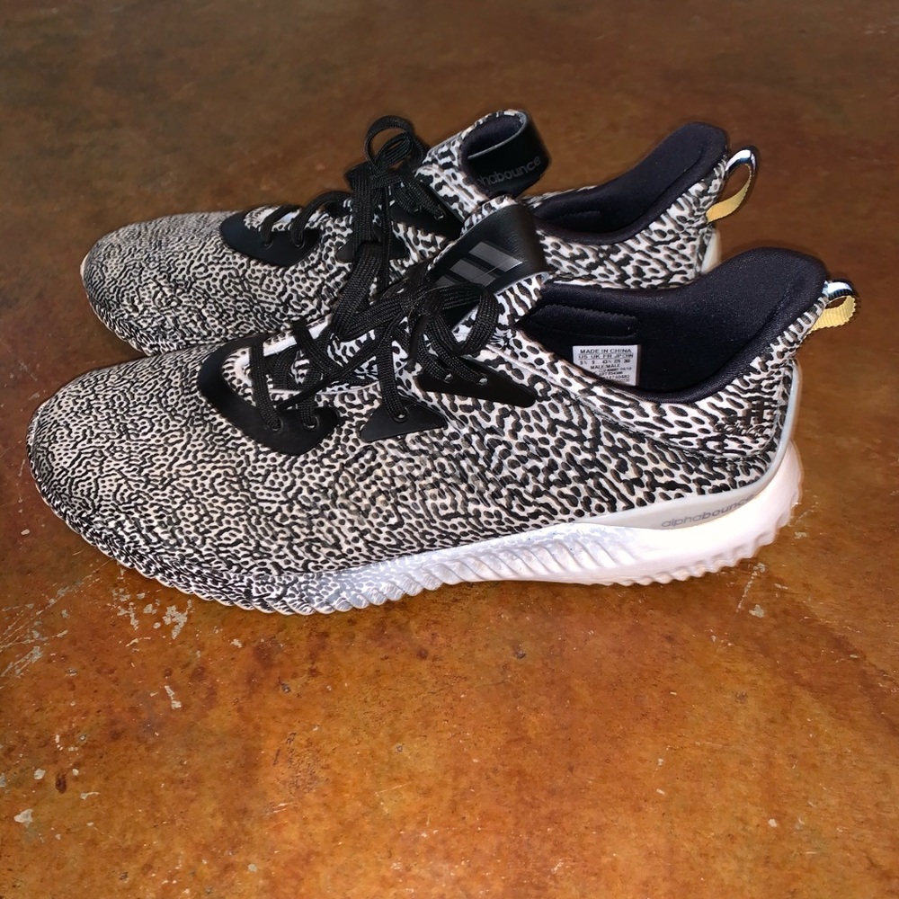 Used adidas men’s shoes!!! 9 1/2